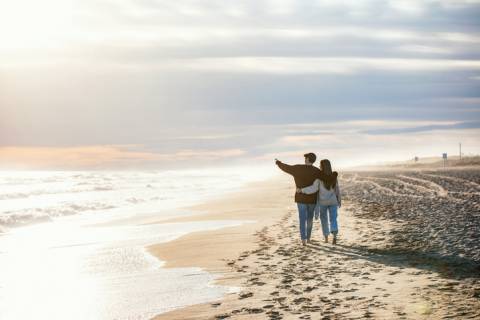couple wlaking on pawleys island beach
